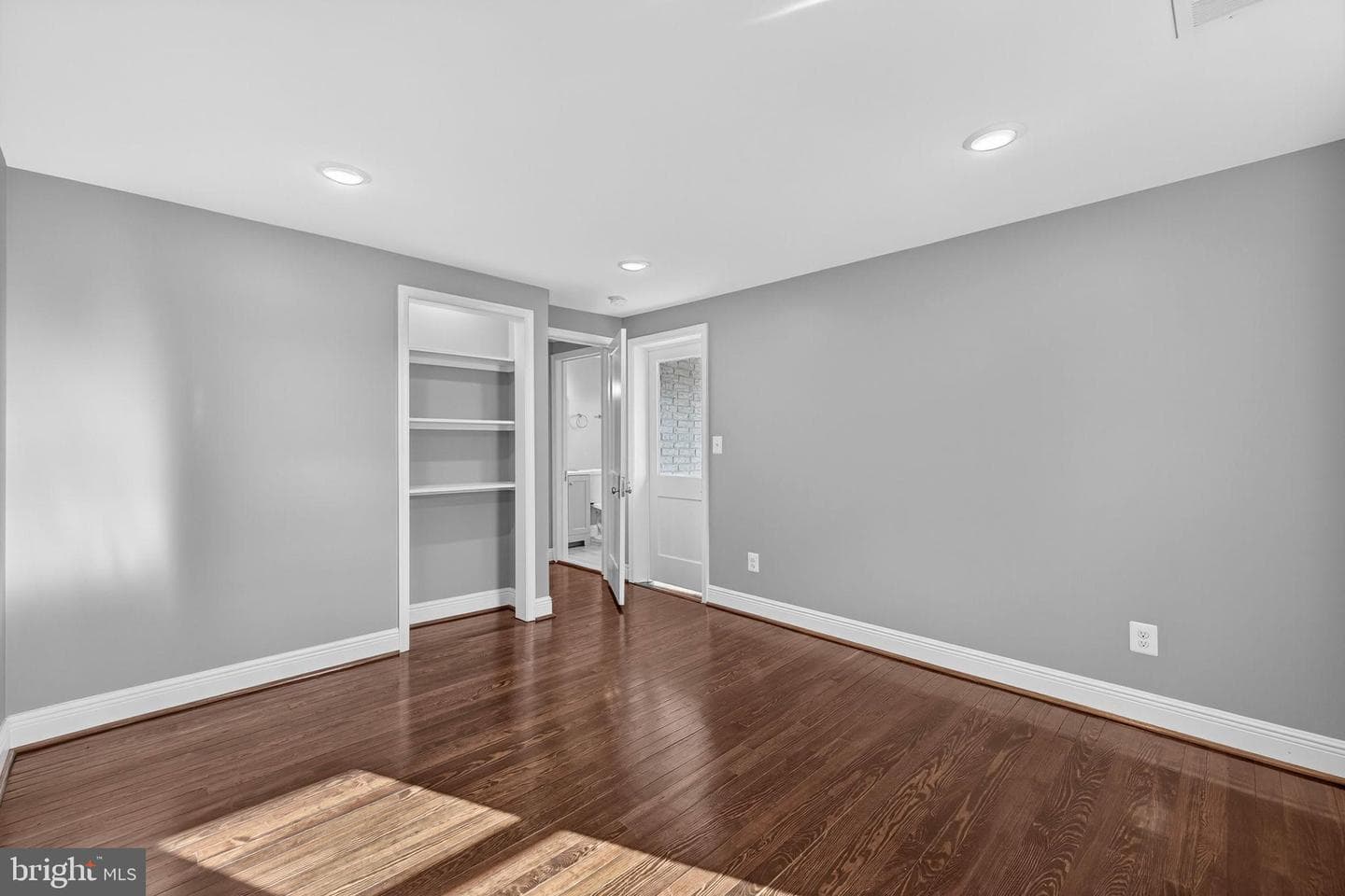 913 N Queen Street photo 54