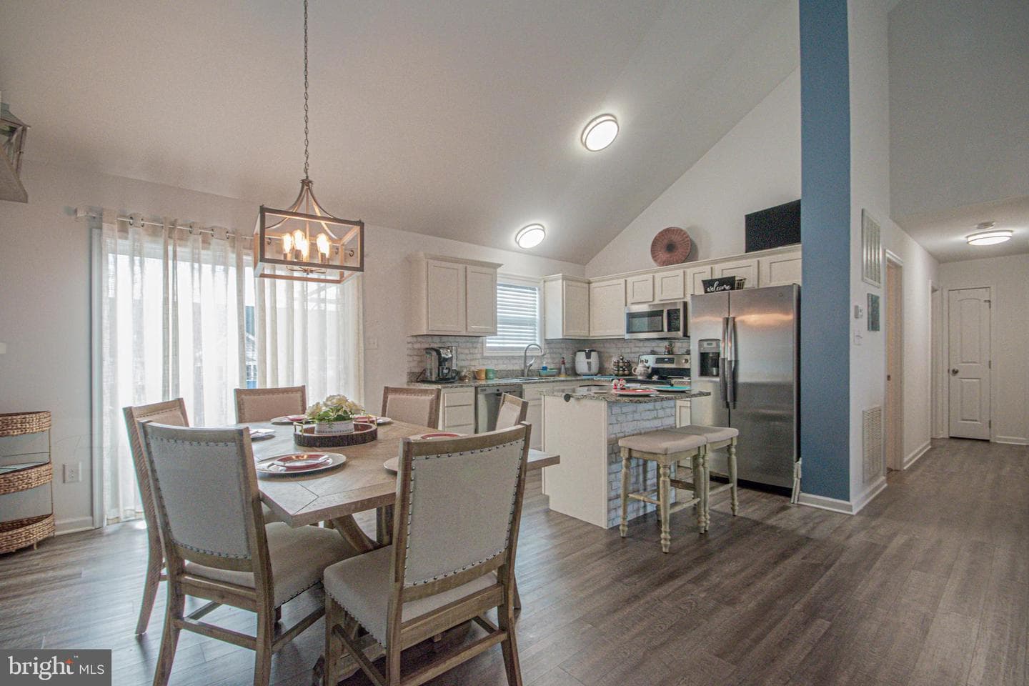 285 Wren Street N photo 2