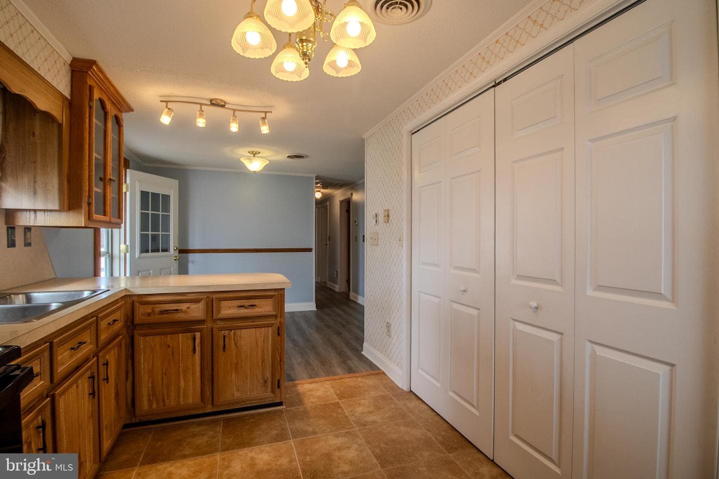 1305 W Virginia Avenue photo 15