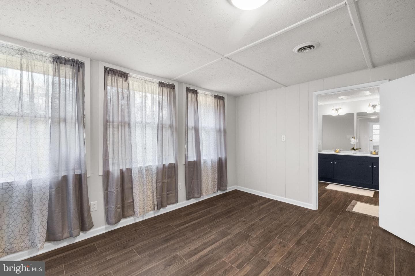 140 Capital Drive photo 14