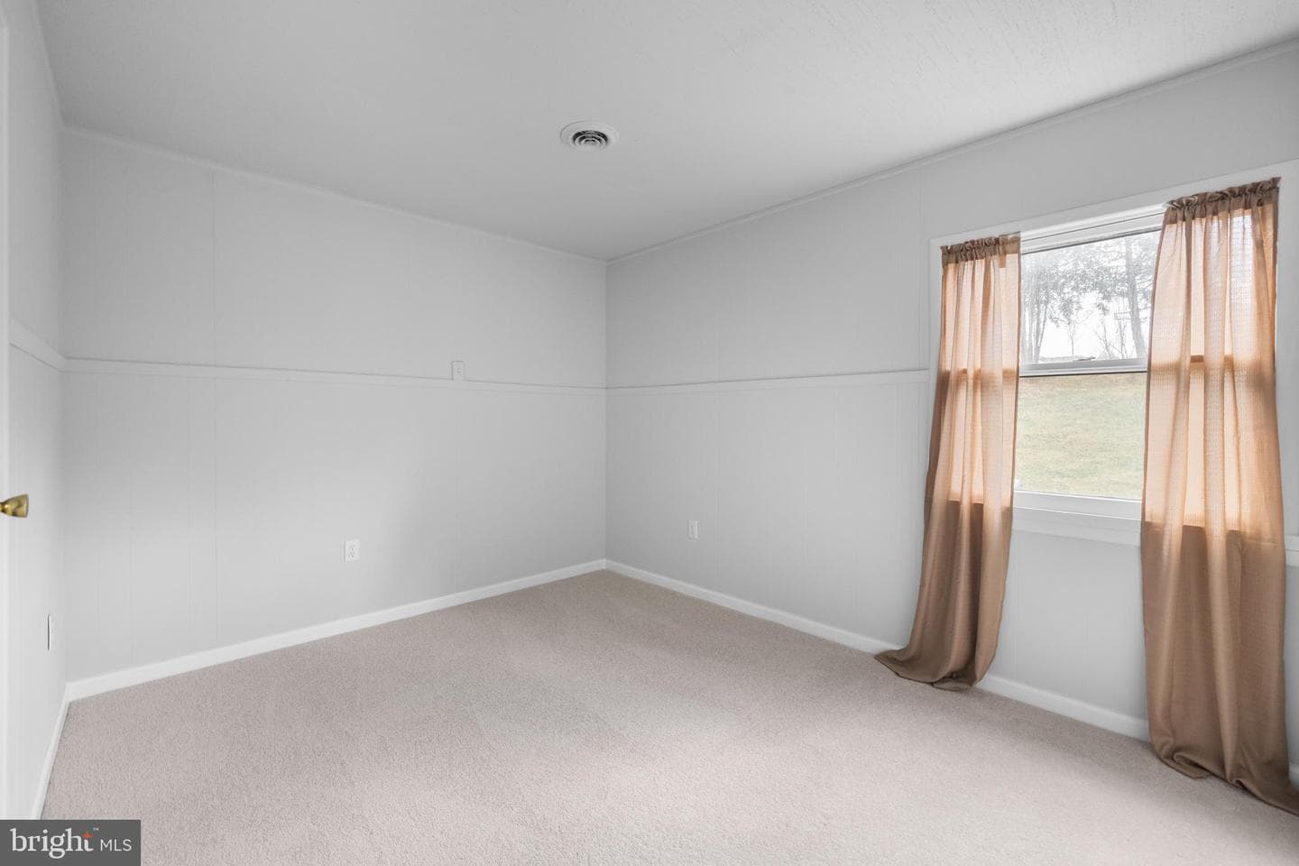 140 Capital Drive photo 20