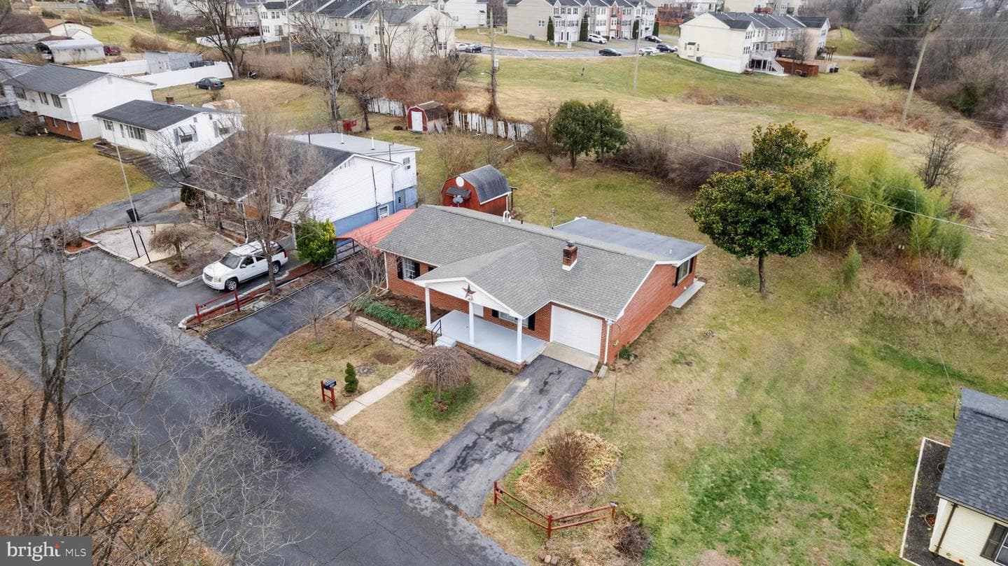 140 Capital Drive photo 3