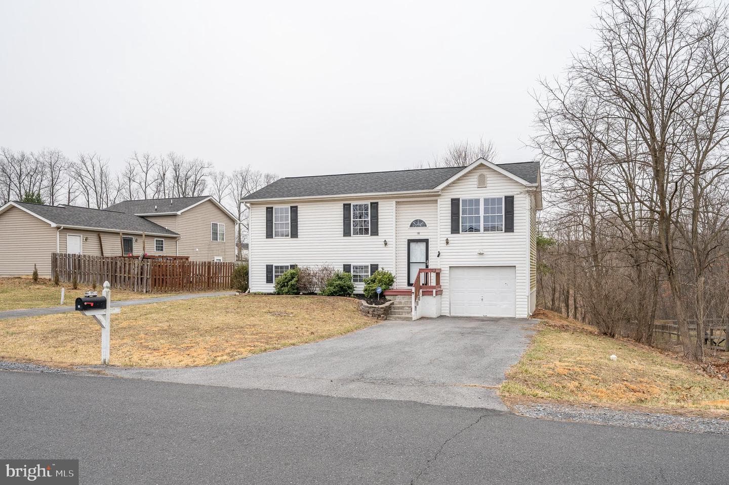 18 Veterans Way photo 3