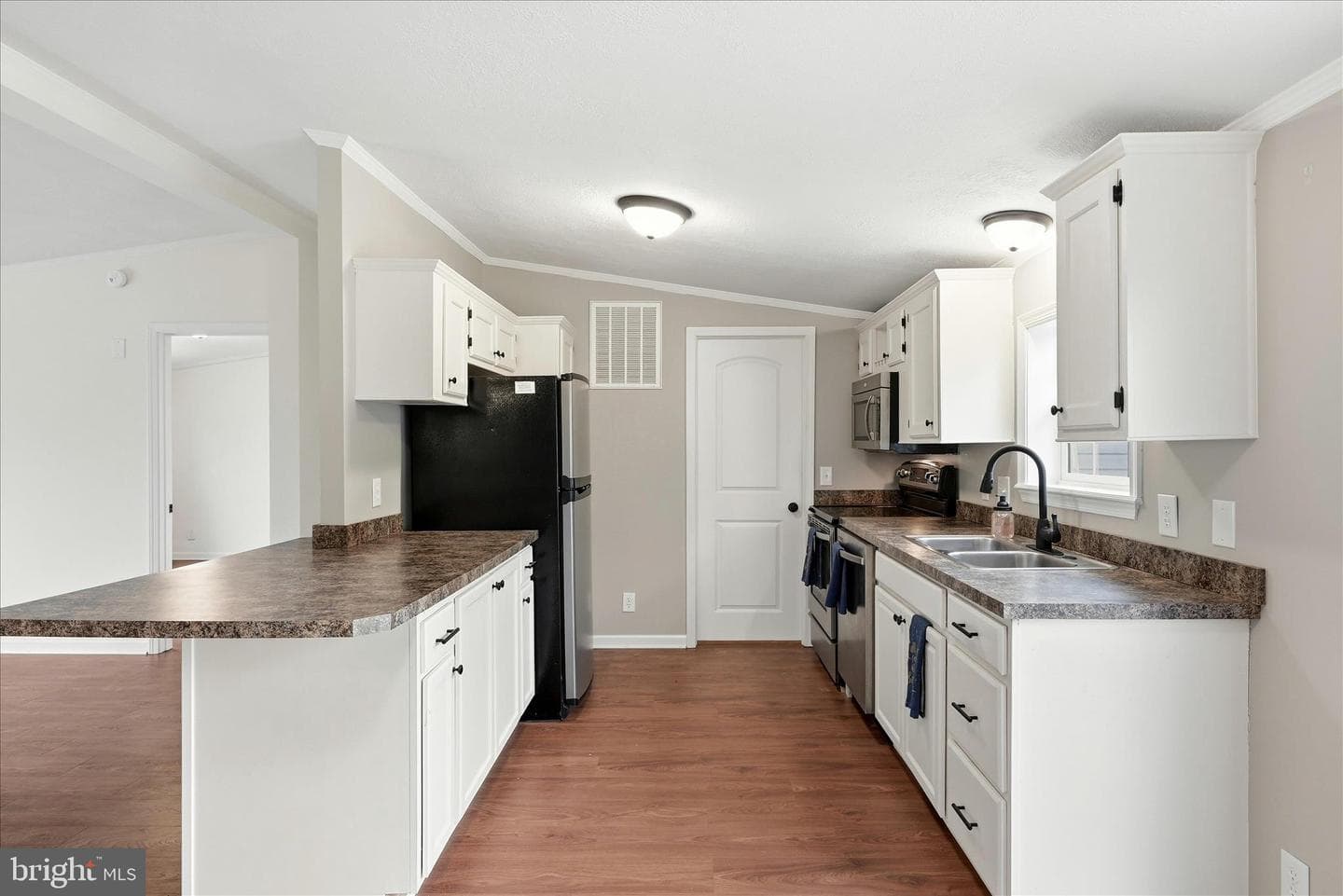 1068 Teal Road N photo 11