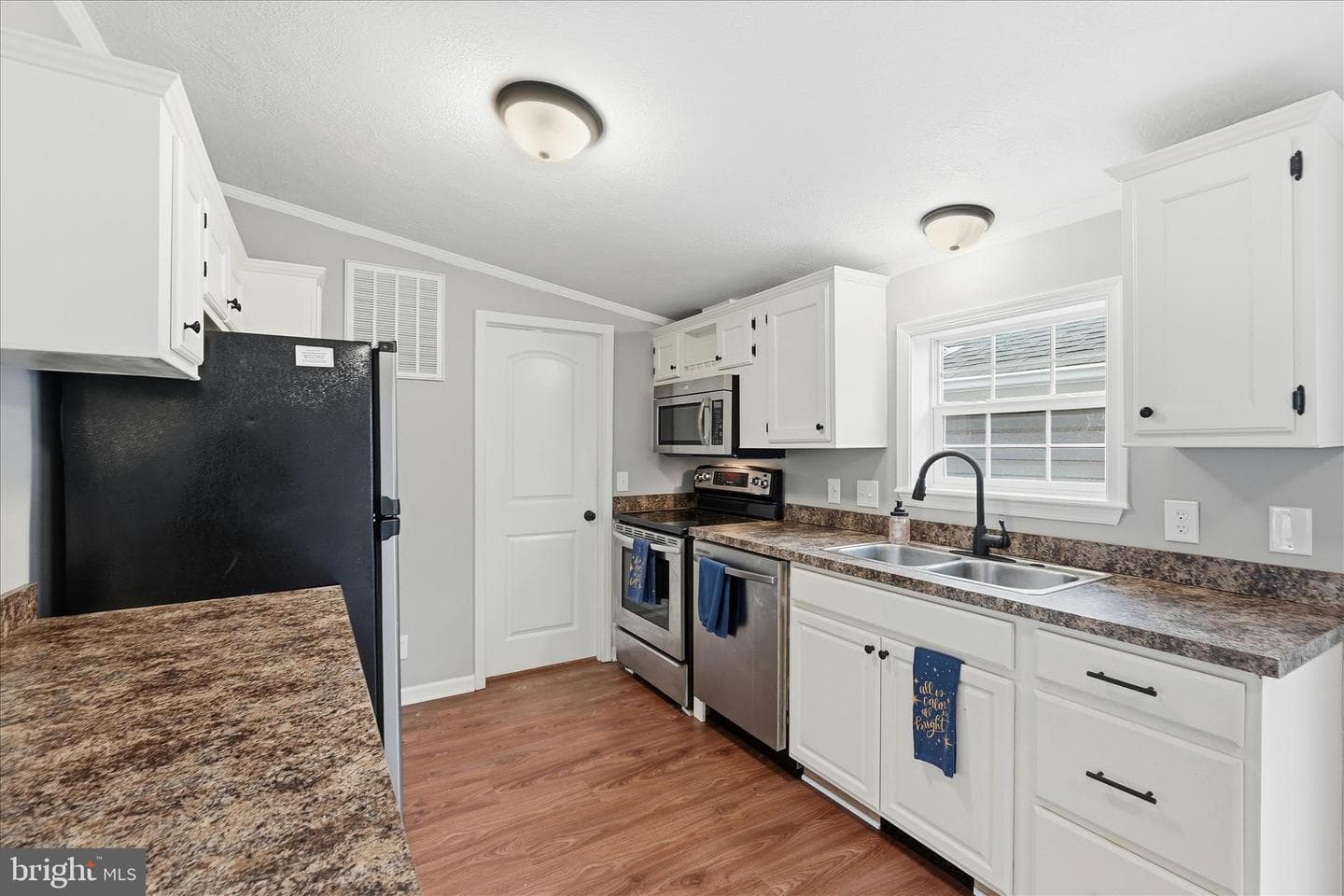 1068 Teal Road N photo 14