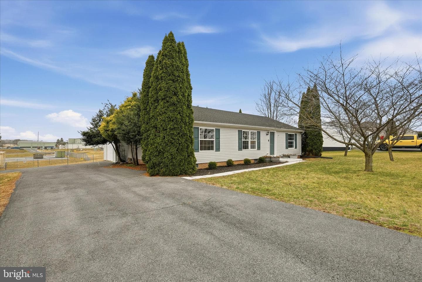 1068 Teal Road N photo 3
