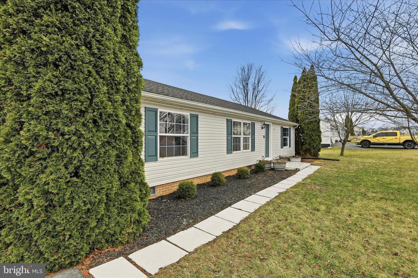 1068 Teal Road N photo 4