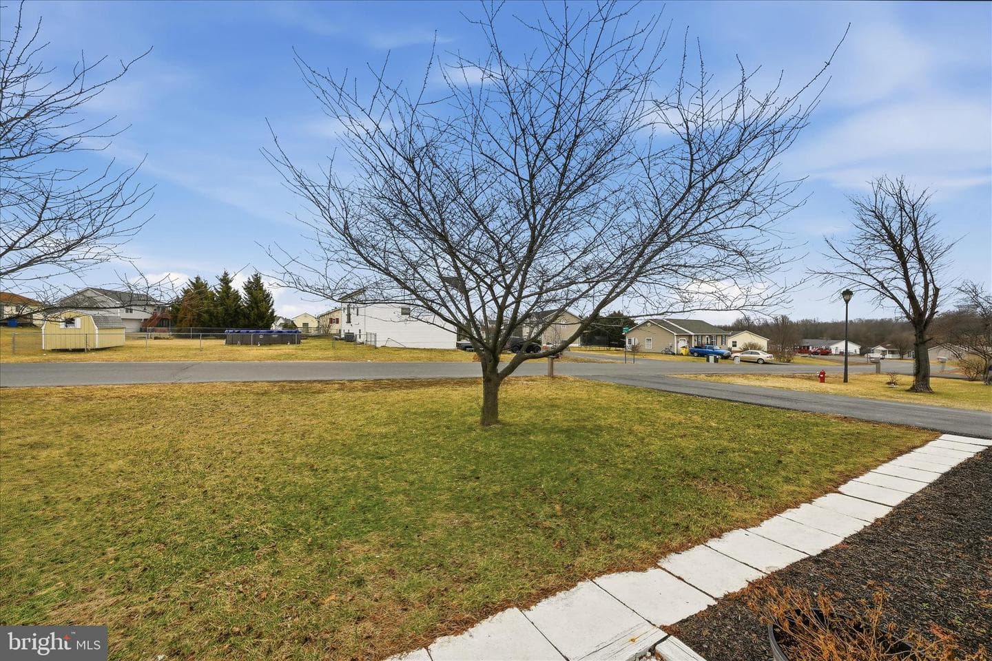 1068 Teal Road N photo 6