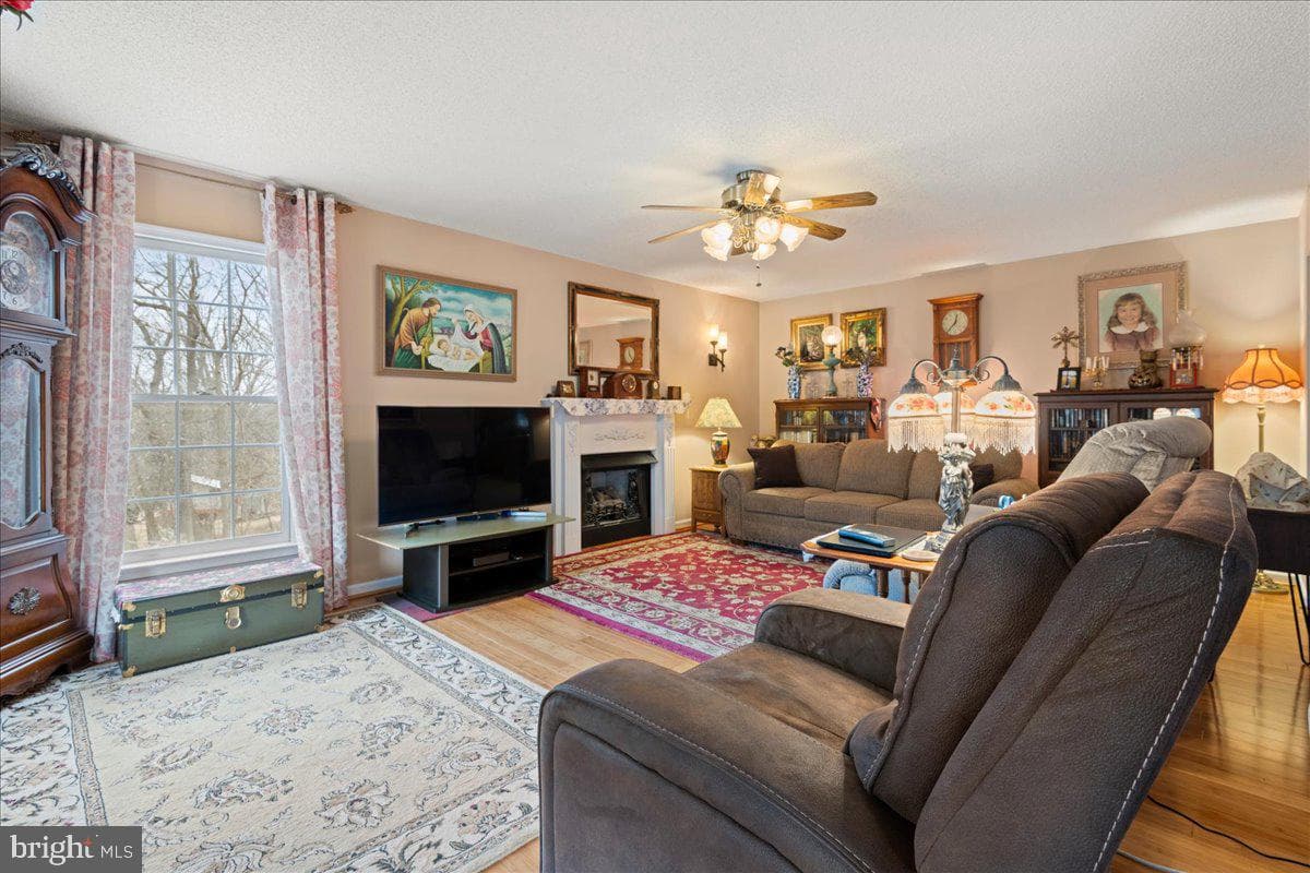 462 Camelot Boulevard photo 3