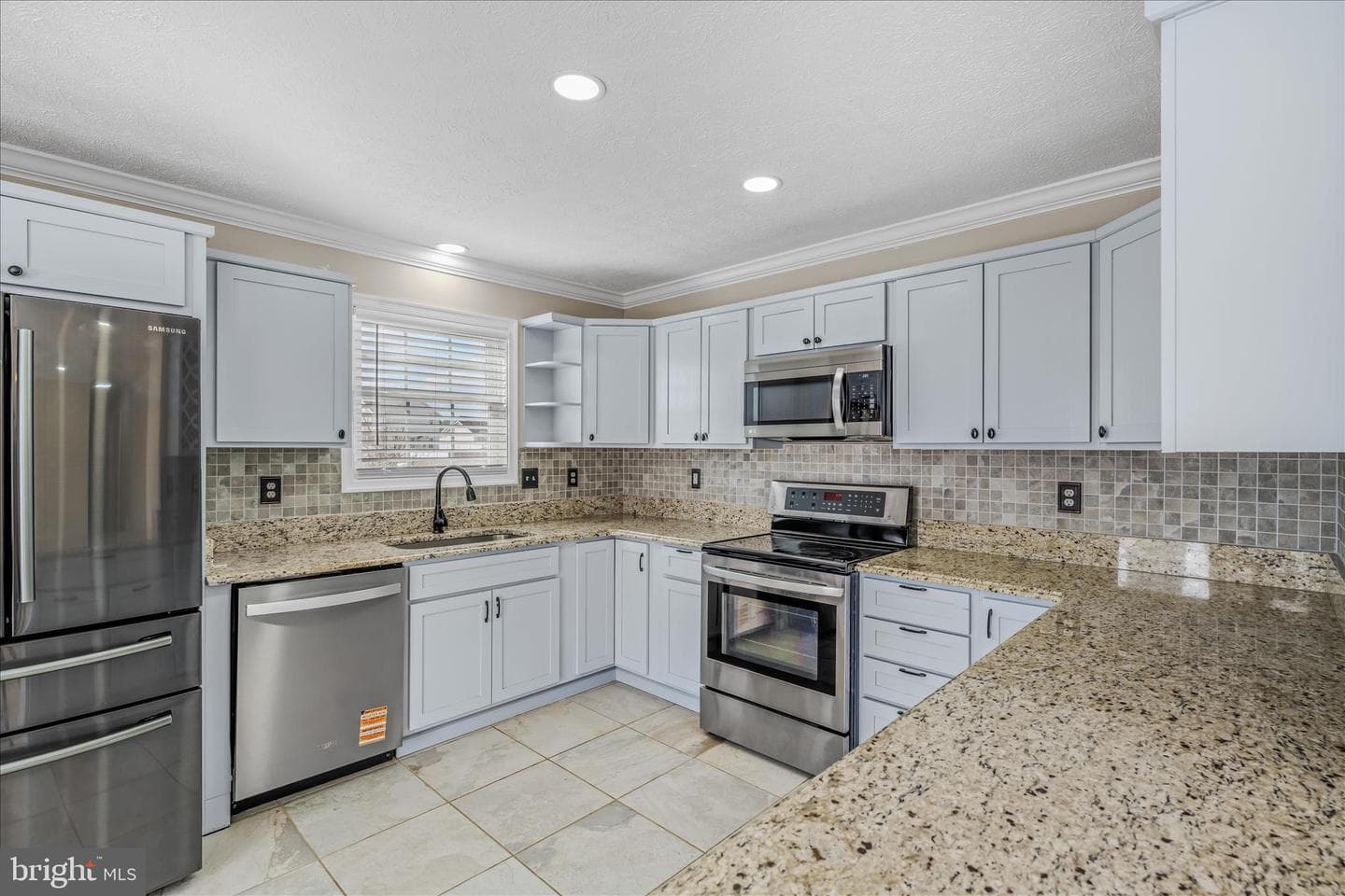 472 Ives Street photo 10
