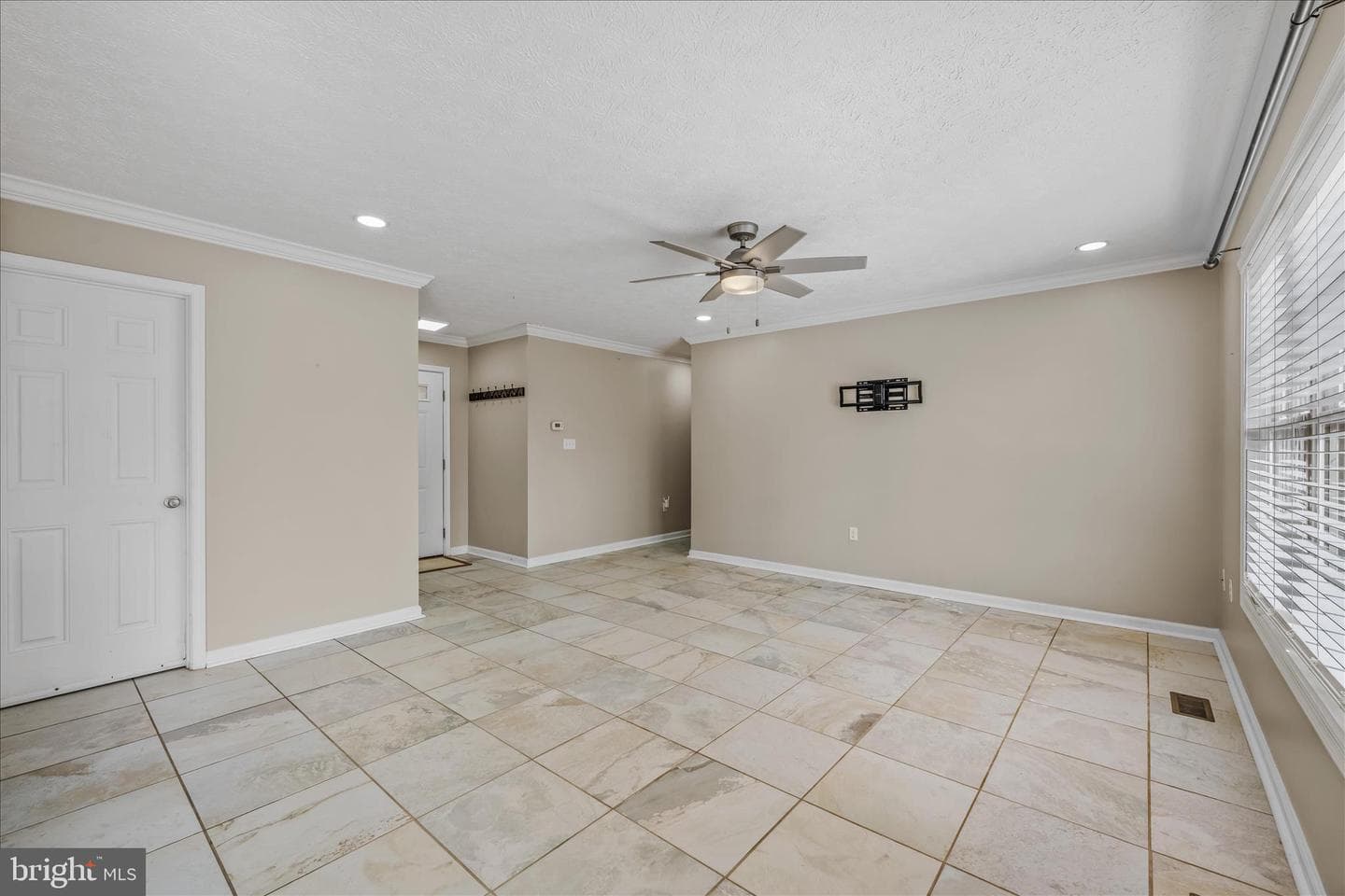 472 Ives Street photo 6