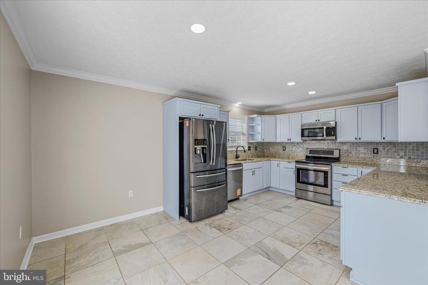 472 Ives Street photo 9