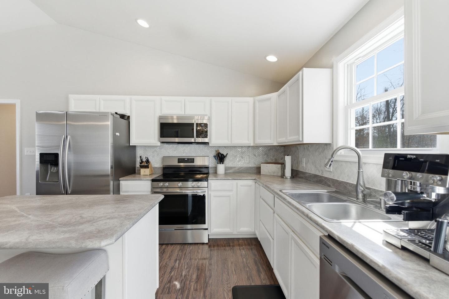 140 Basin Drive photo 9