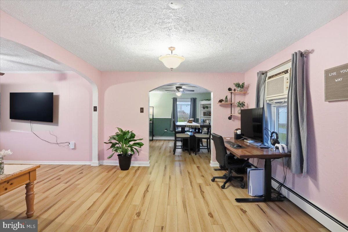 639 W Race Street photo 5