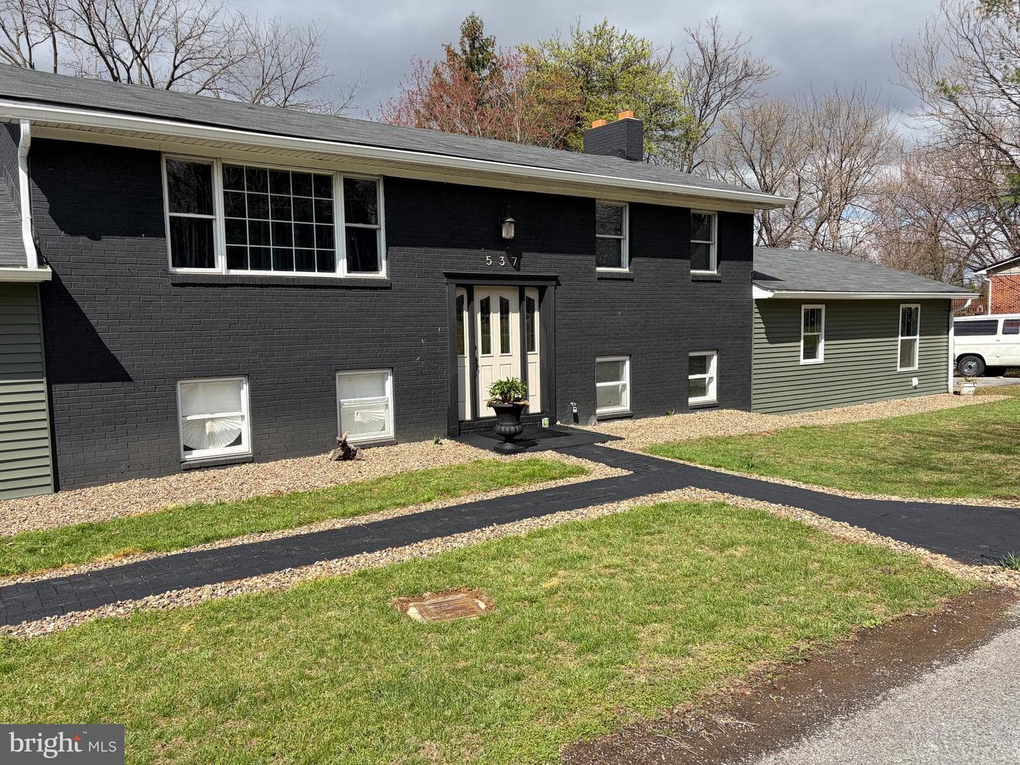 537 Ridge Road S photo 2