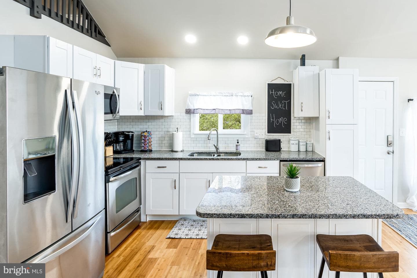 221 Dewdrop Lane photo 4