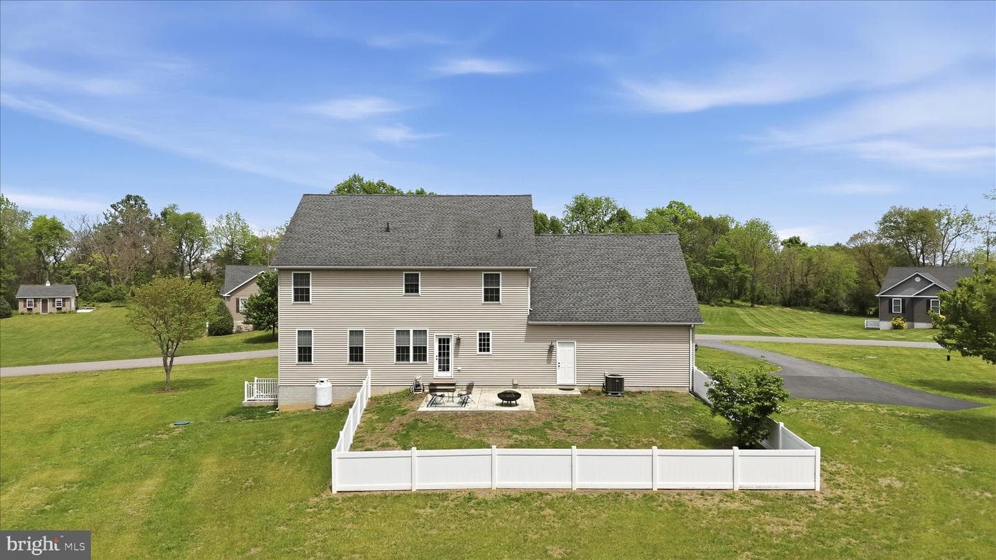 178 Stormfield Dr E photo 2