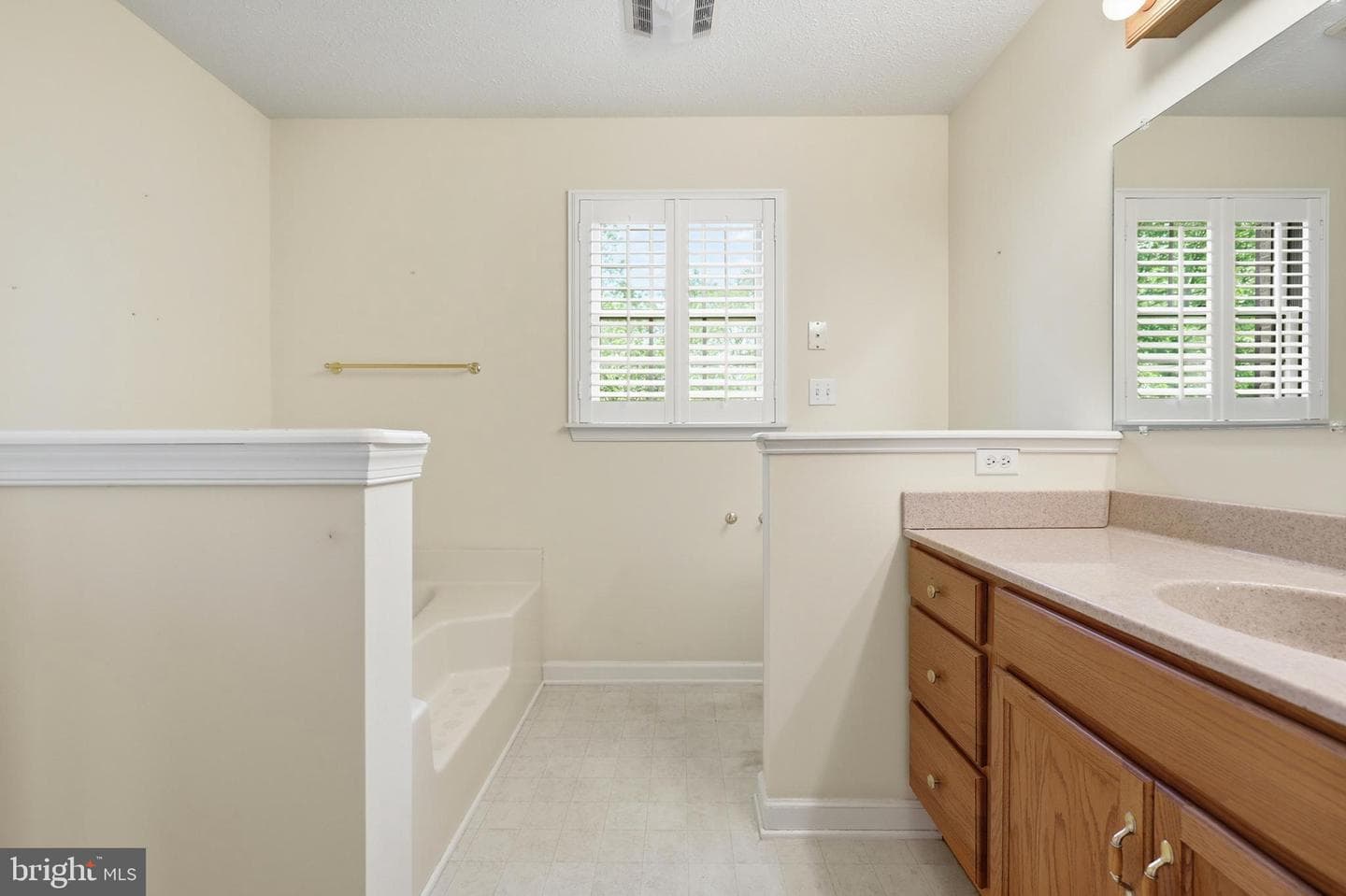 107 Palace Court photo 33