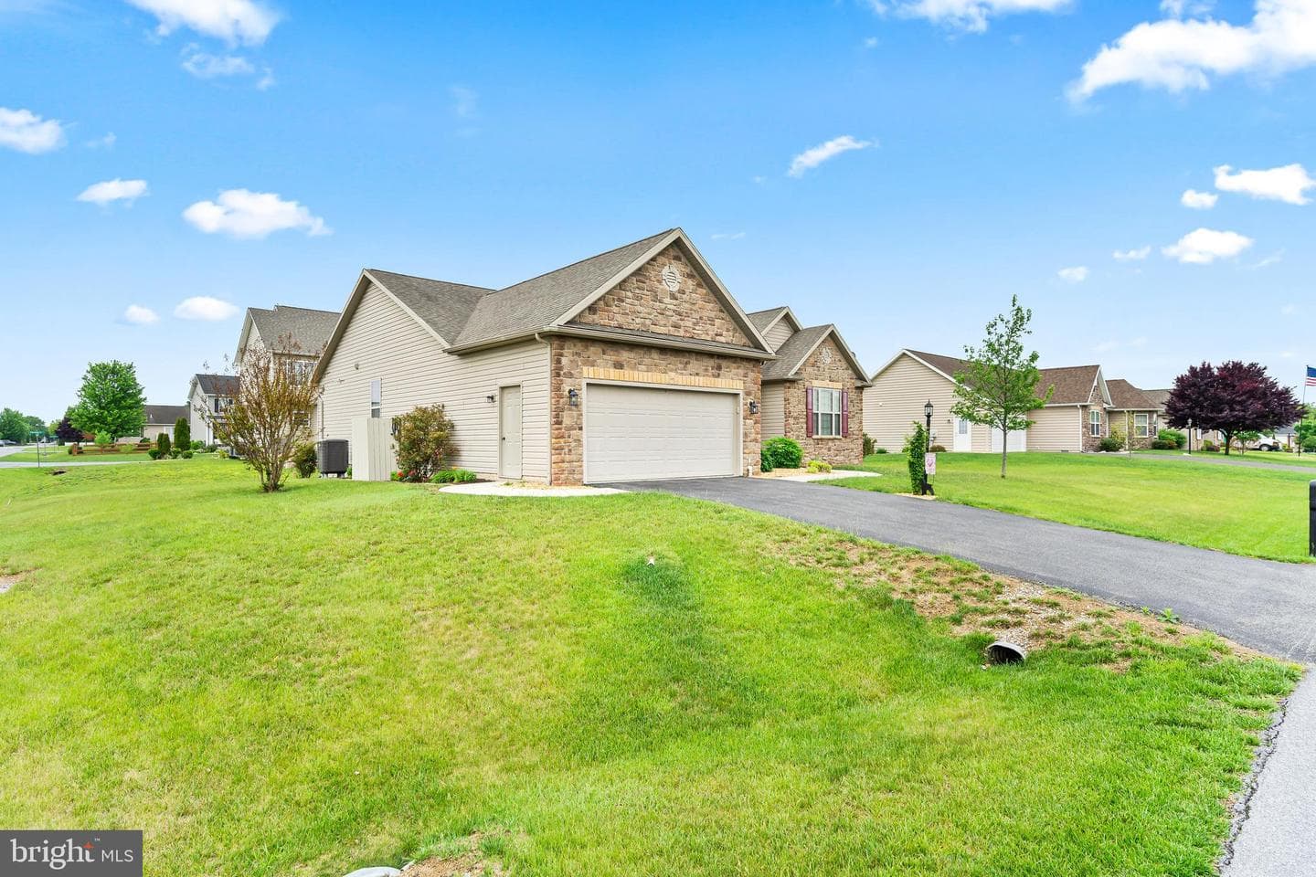 122 Balmoral Lane photo 3