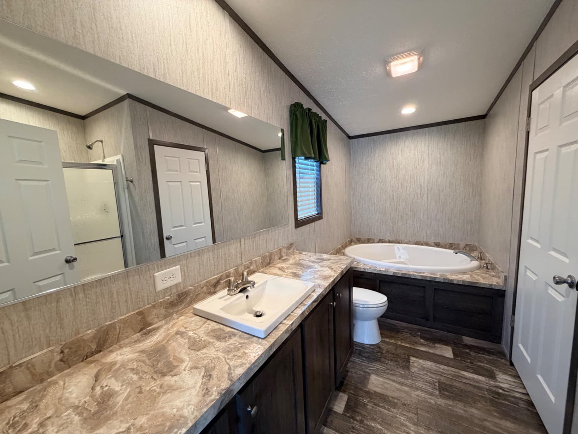 86 Apollo Court photo 15