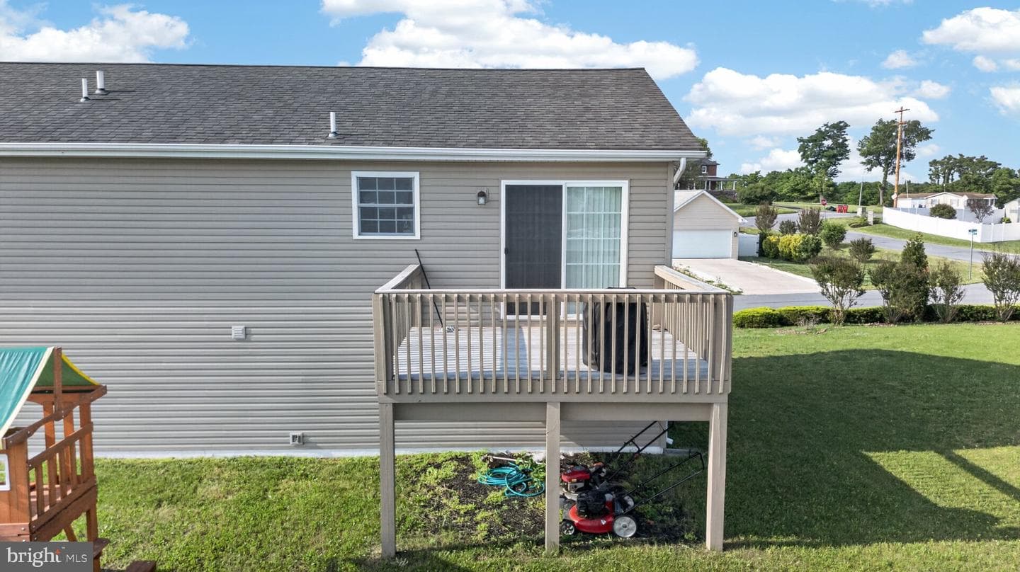 481 Ives Street photo 32