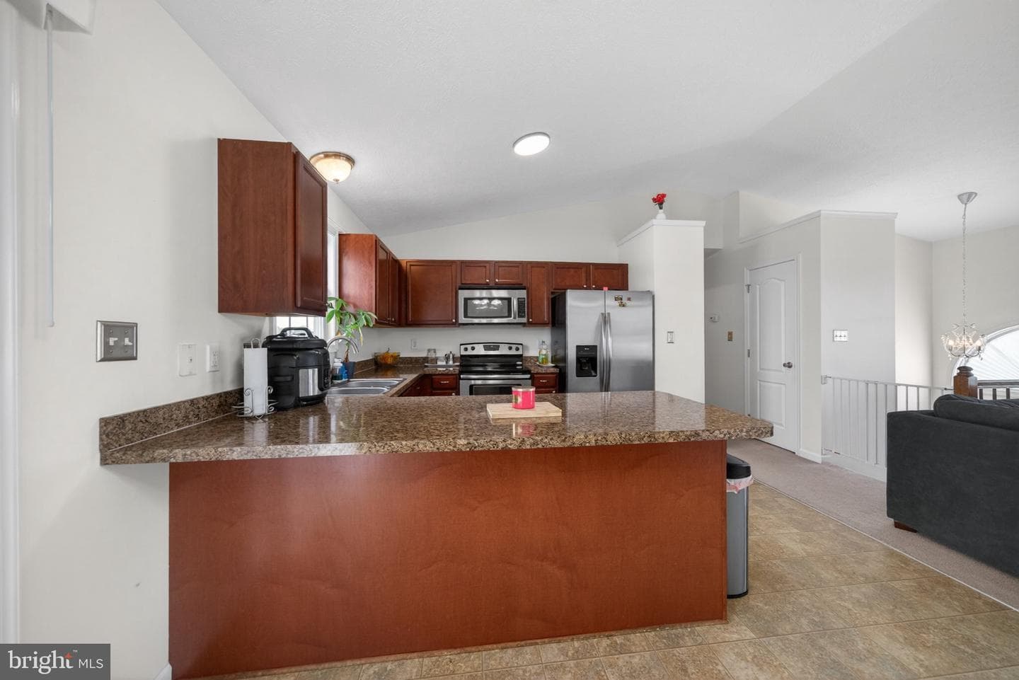 481 Ives Street photo 9