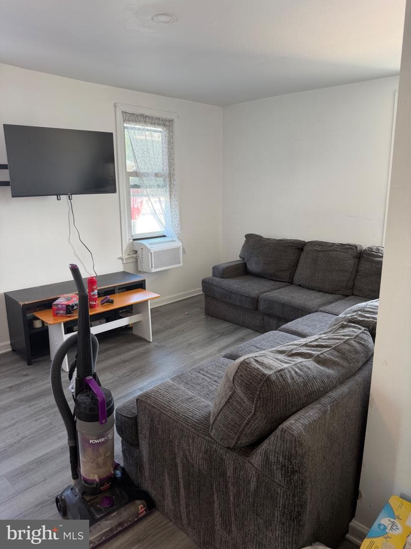529 W Race Street photo 6