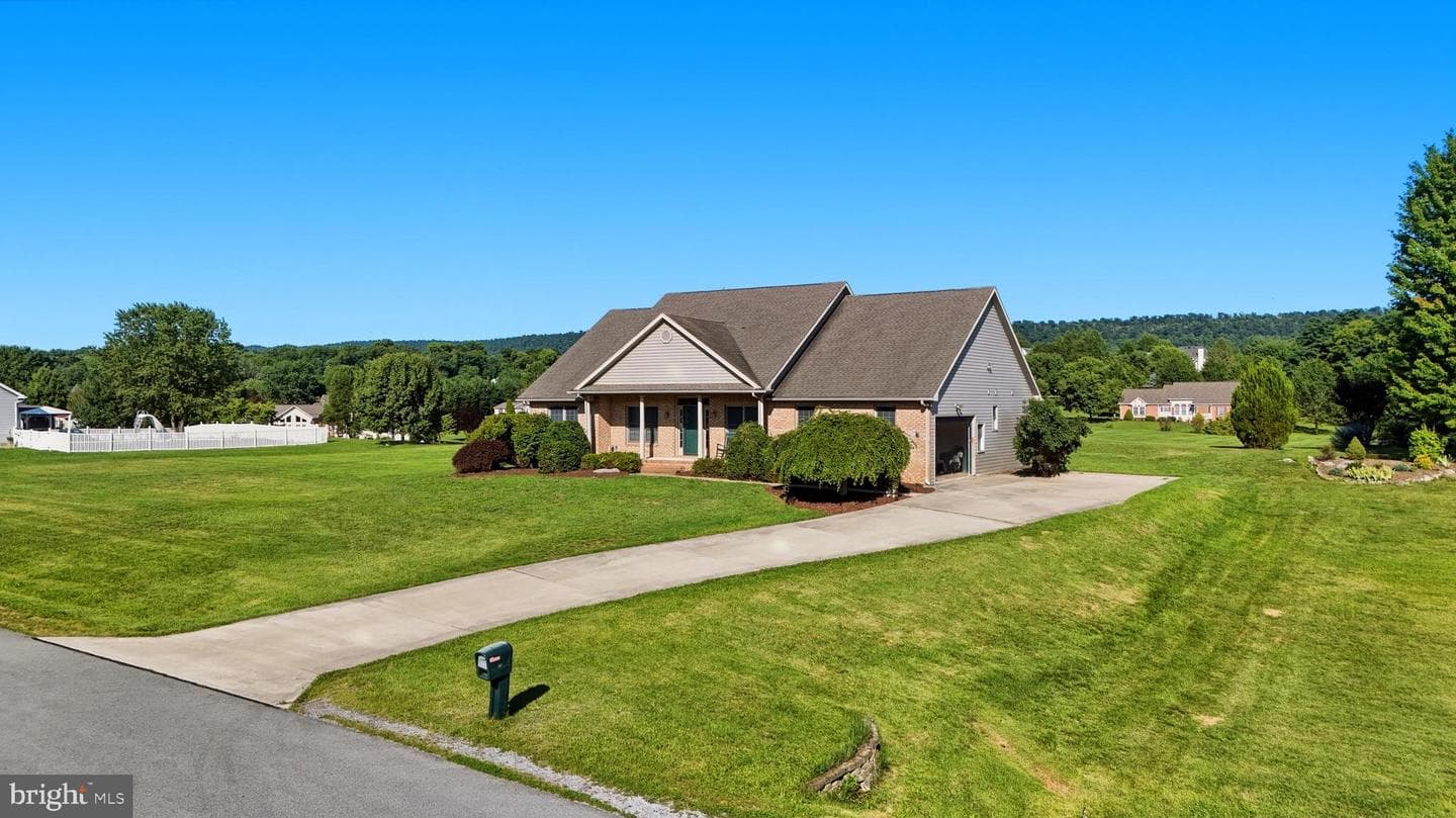 473 Nathaniel Drive photo 4