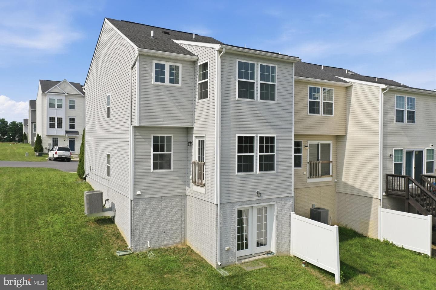 12 Britania Court photo 37