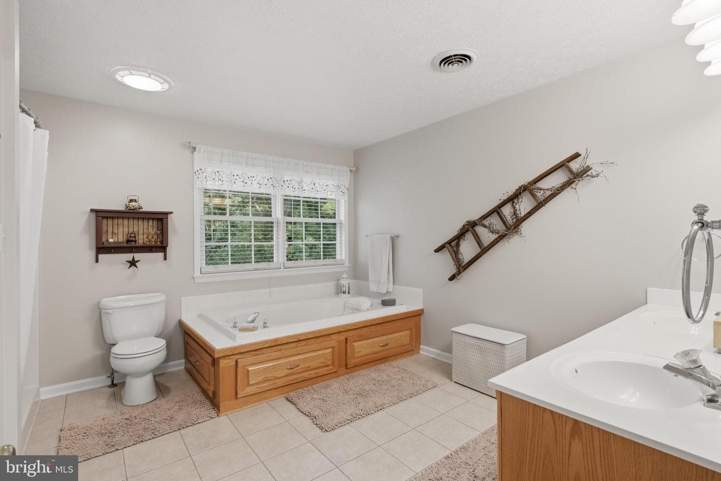 221 Hadley Drive photo 32