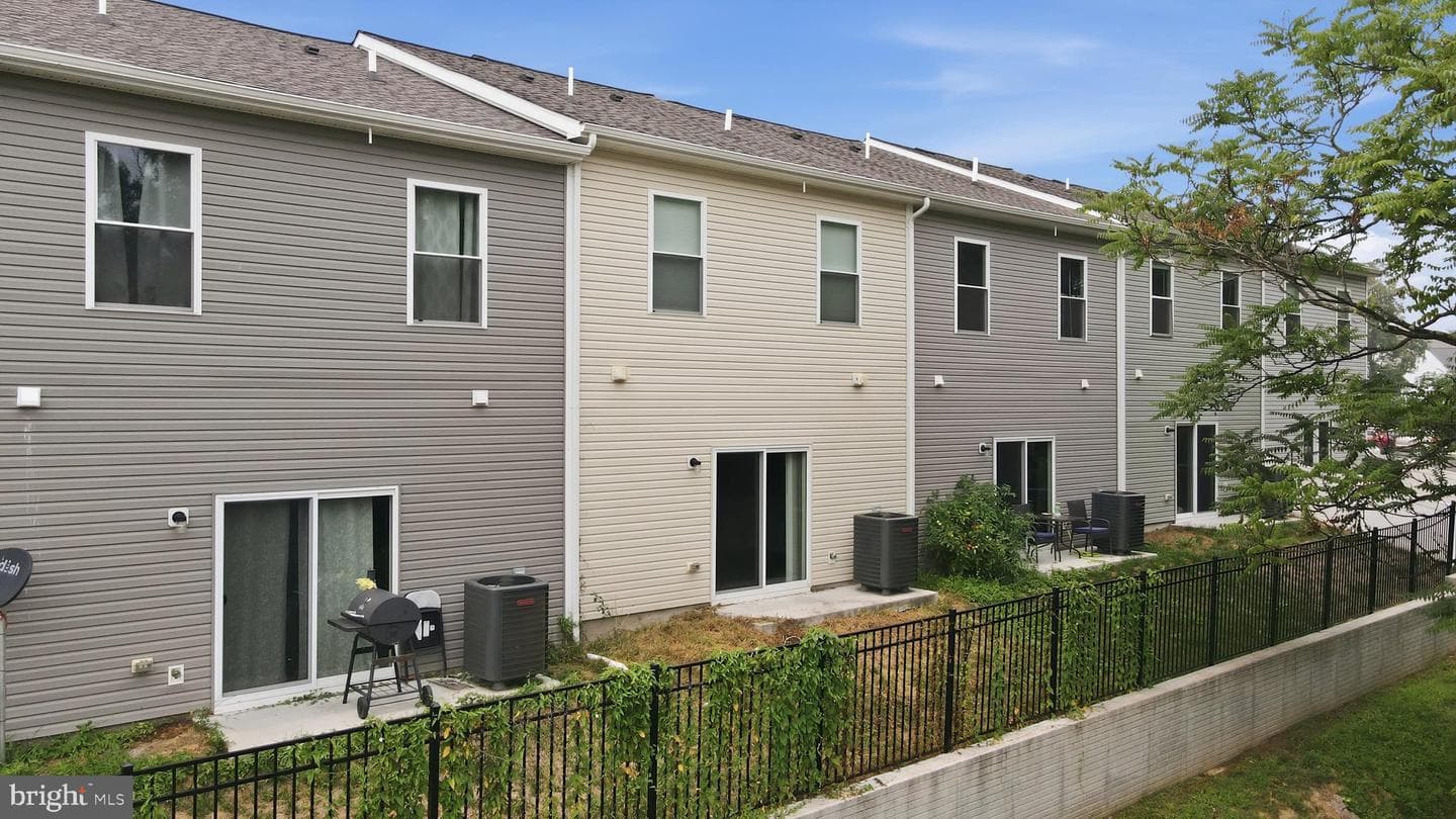 112 Paddington St photo 29