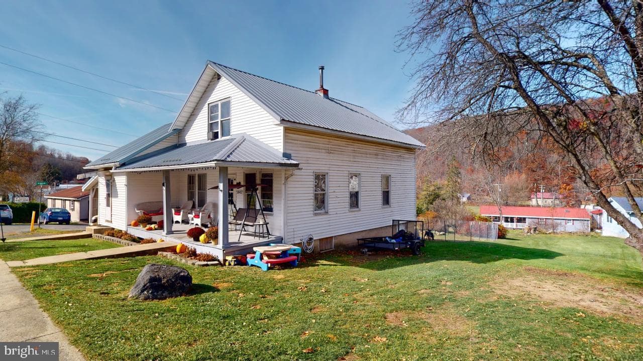 2042 Front Street photo 2