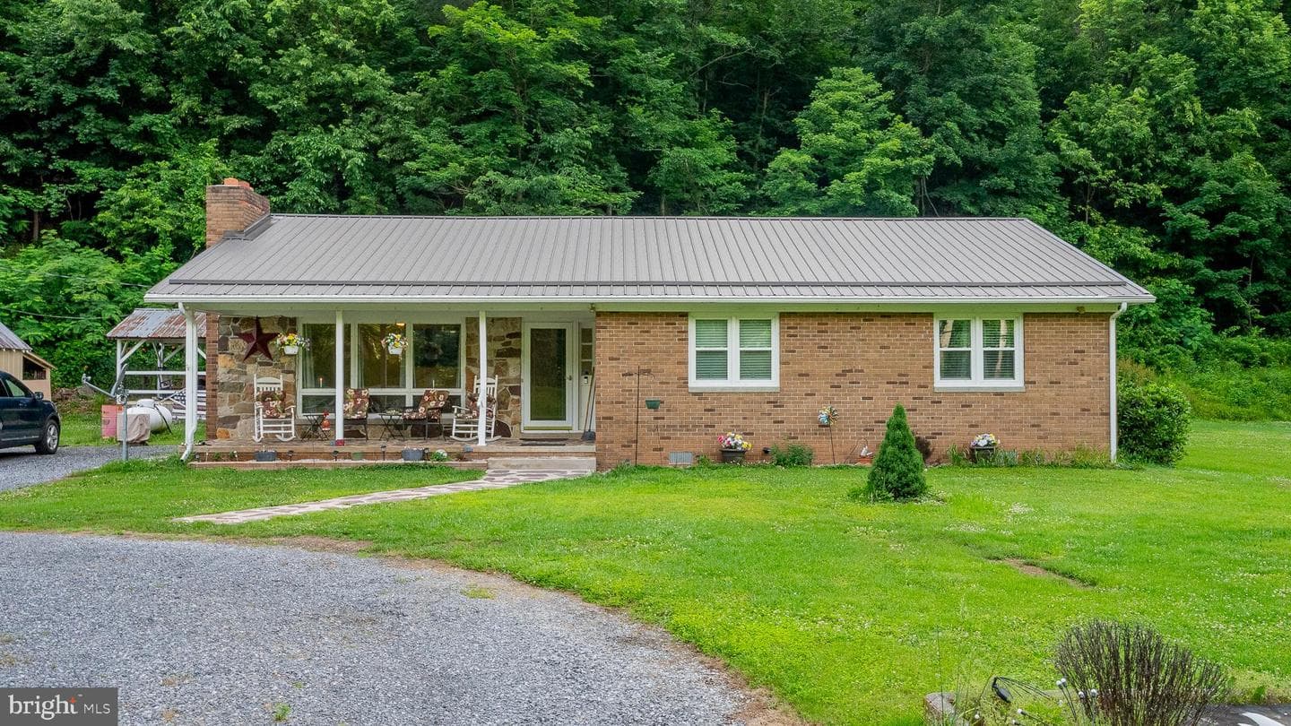 8462 N Fork Highway, Cabins