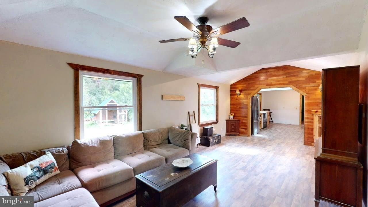 873 Delray Road photo 2