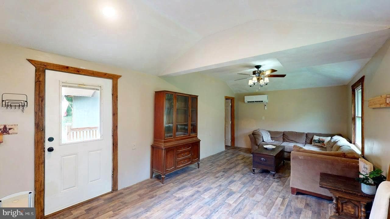 873 Delray Road photo 4