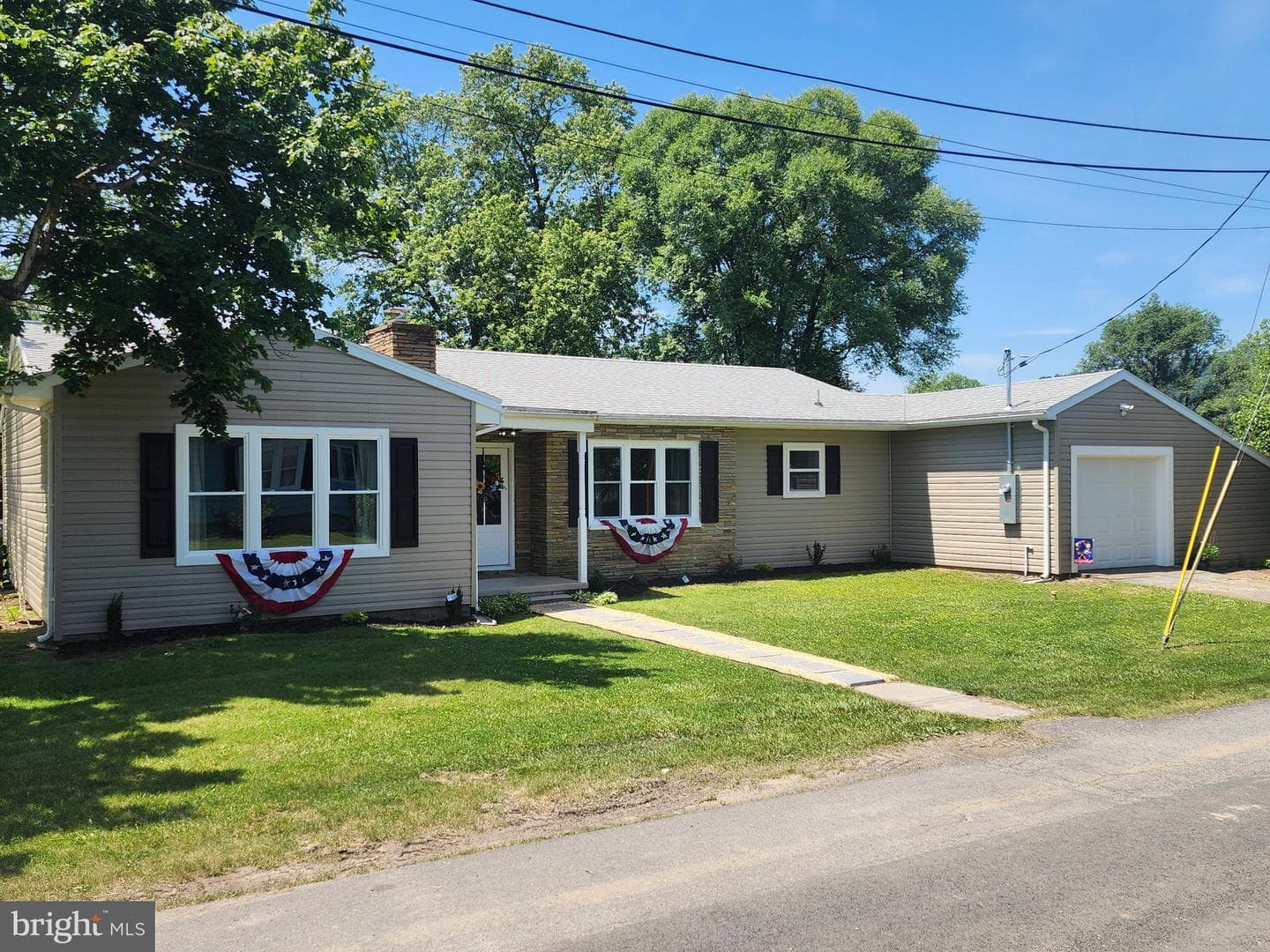 412 Everett Place photo 3