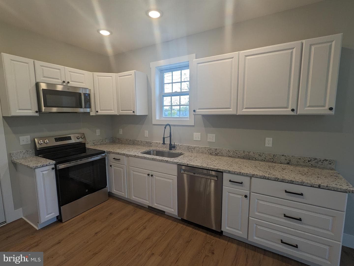 117 Park Avenue E photo 3