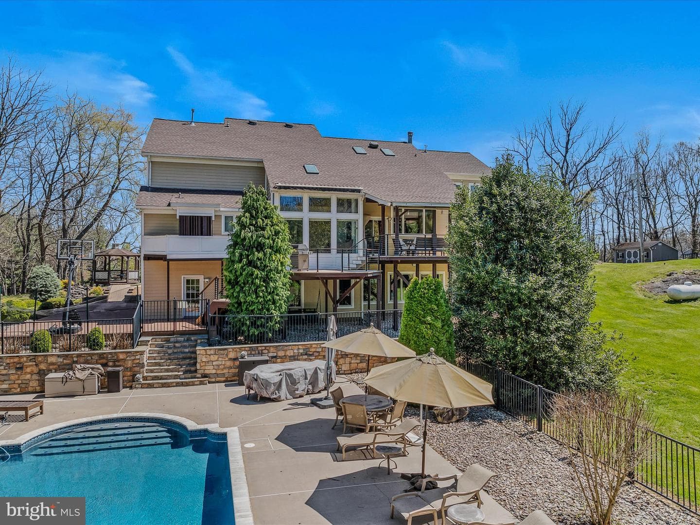 240 W Blakeley Drive W photo 3