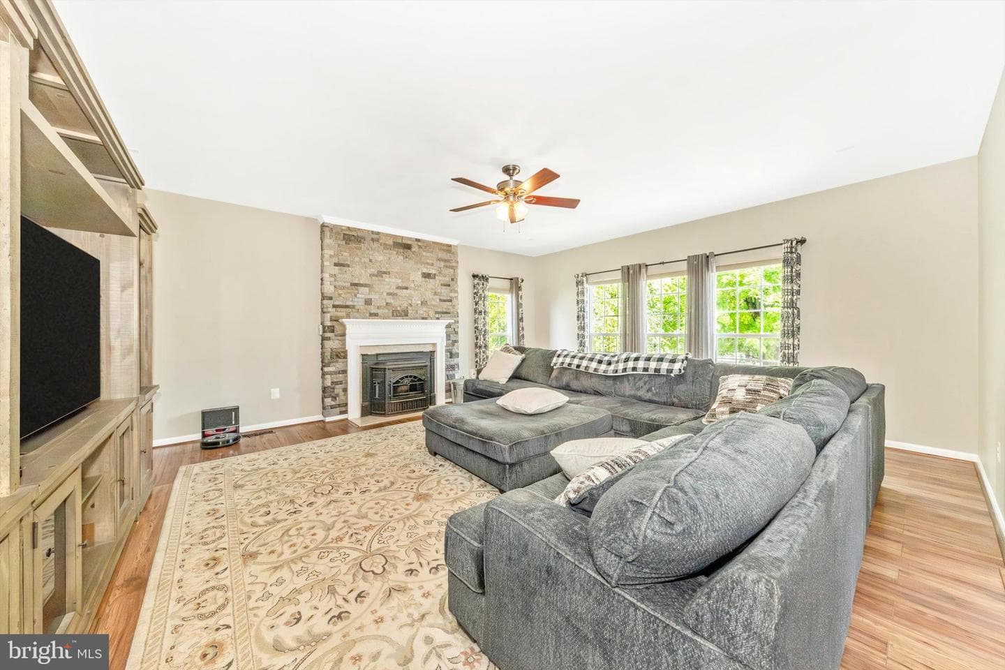 125 Victoria Lane photo 2