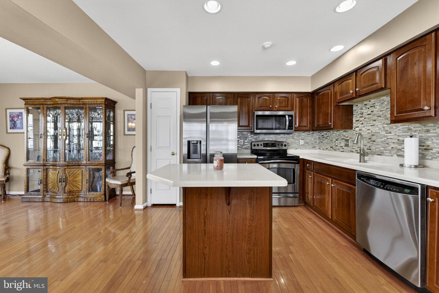 1327 Mare Street photo 4