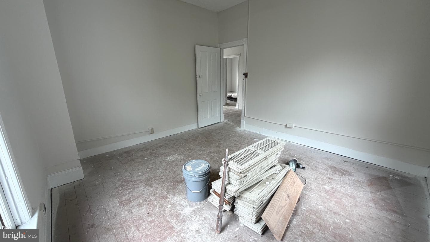311 E Washington Street photo 23