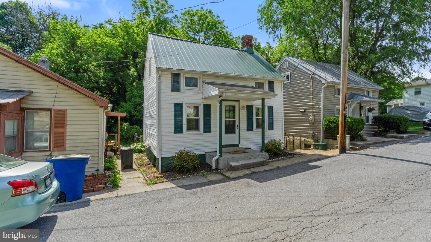 114 College Street photo 2