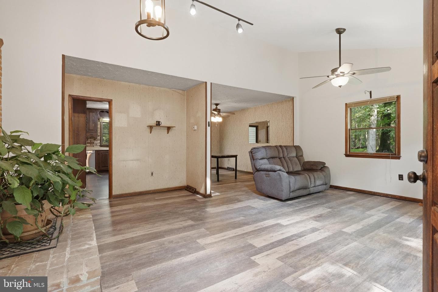 656 Kelly Drive photo 8