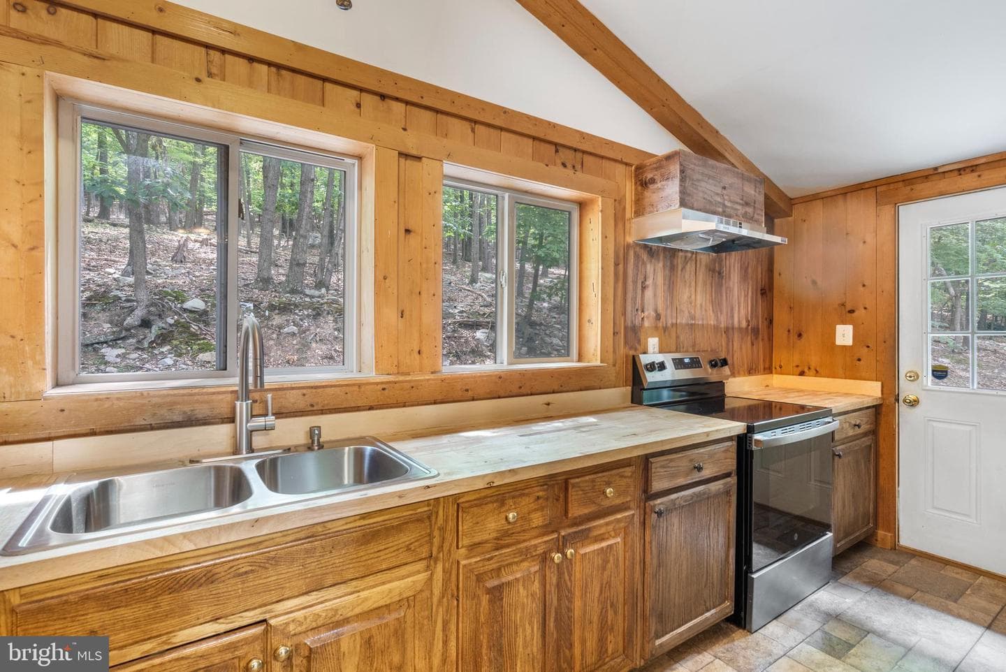 964 Valley View Road photo 3
