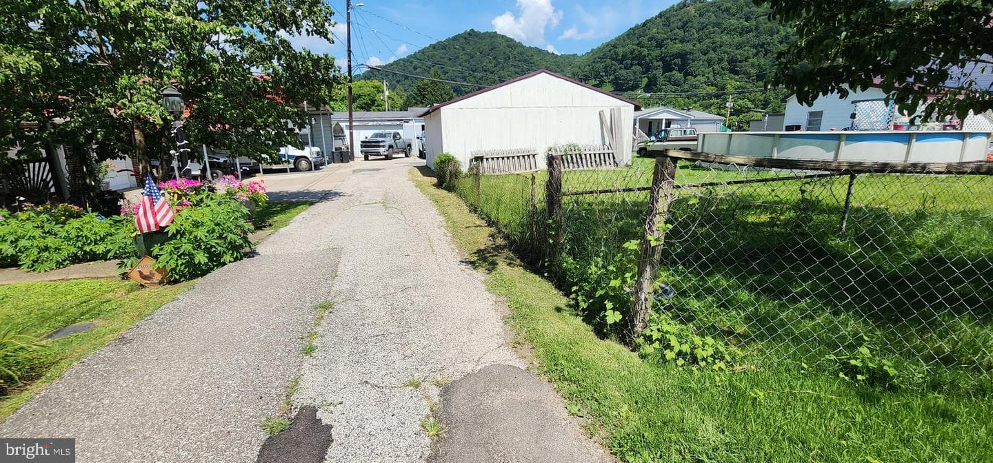 502 Alexander St photo 13