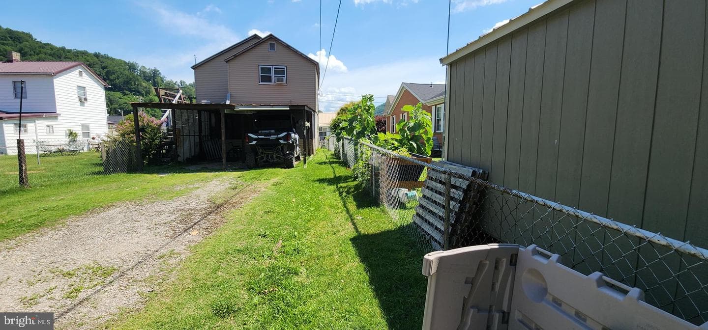 502 Alexander St photo 14