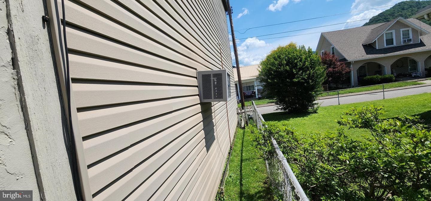 502 Alexander St photo 16