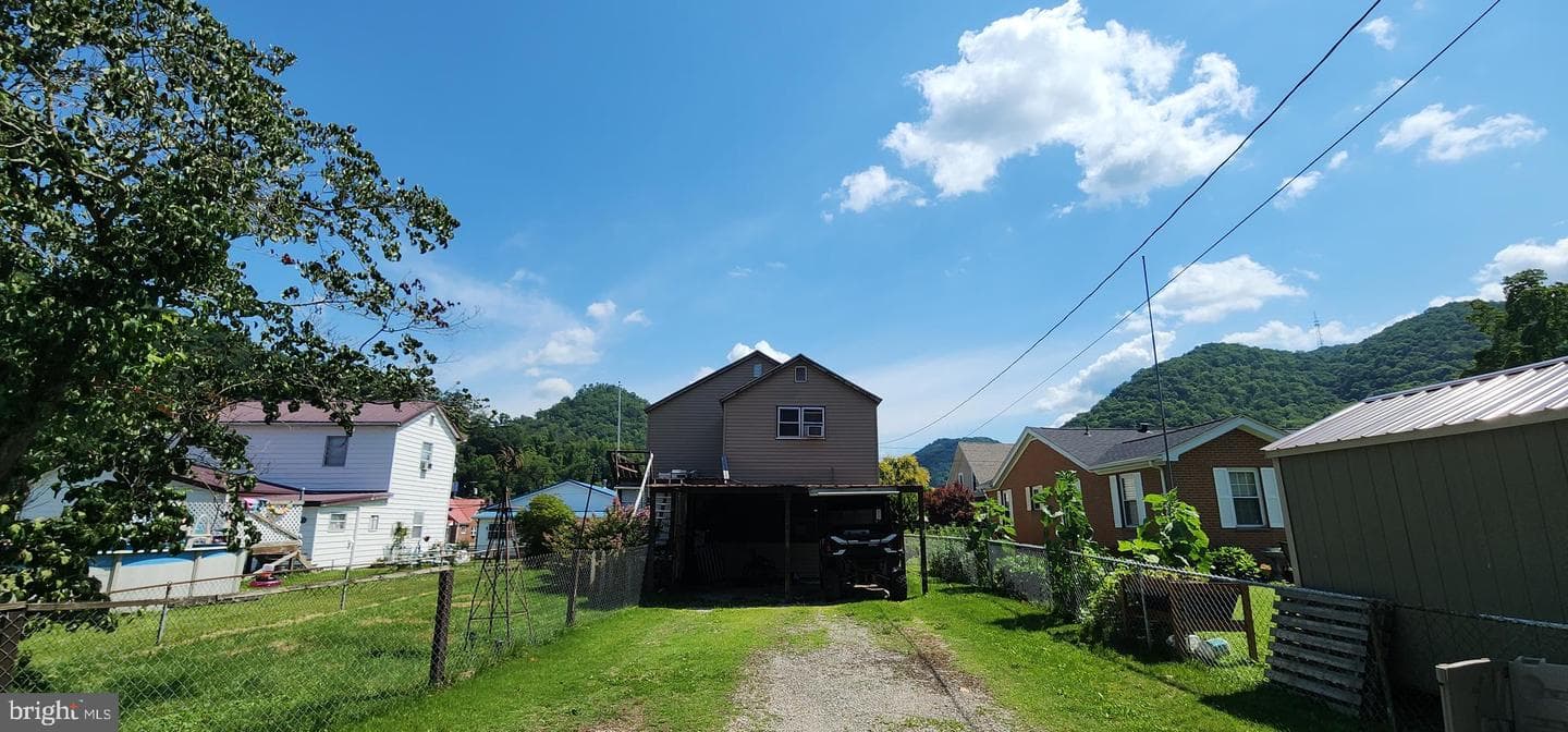 502 Alexander St photo 3