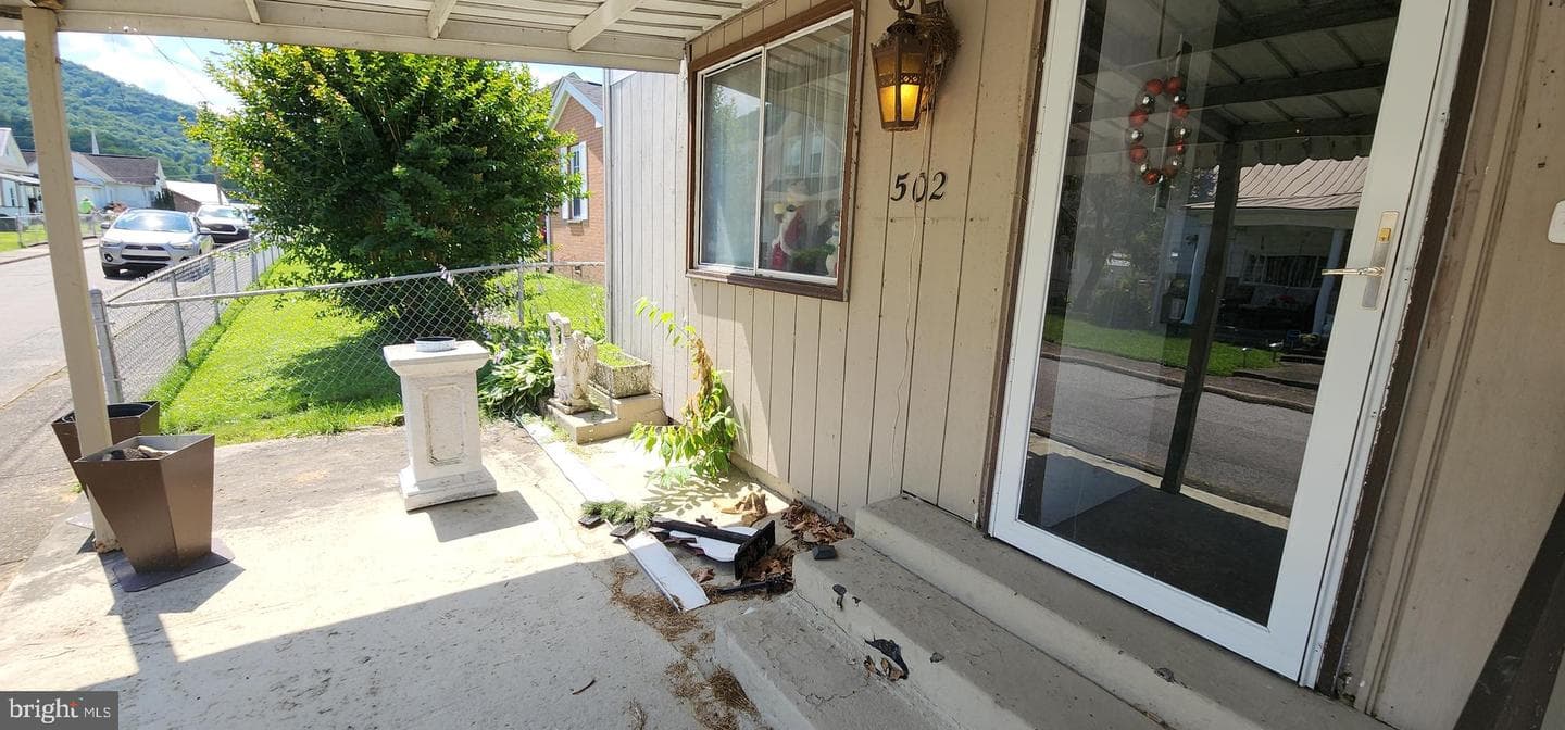 502 Alexander St photo 4