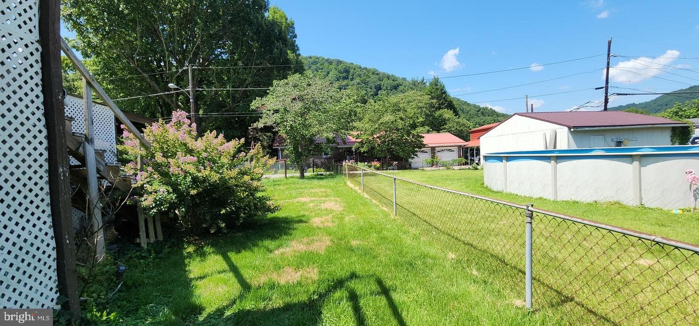 502 Alexander St photo 9